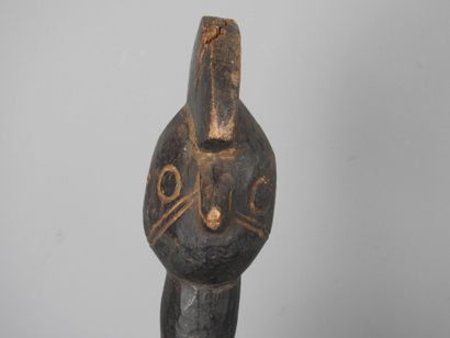 MUMUYE, Nigéria.
Bois dur, patine sombre.
Statue...