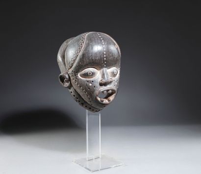 IBIBIO, Nigéria.
Bois dur sculpté et gravé,...