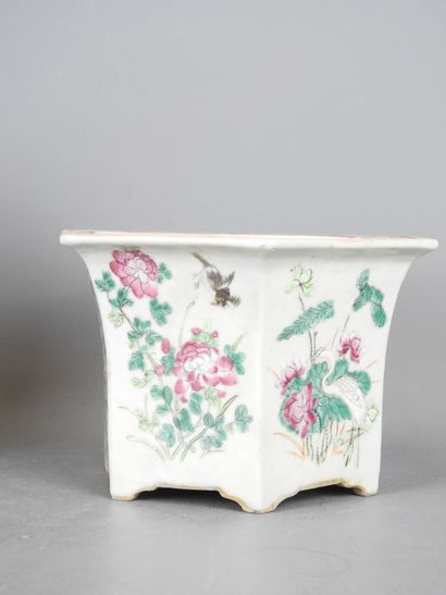 CHINA: Hexagonal porcelain pot cover with...