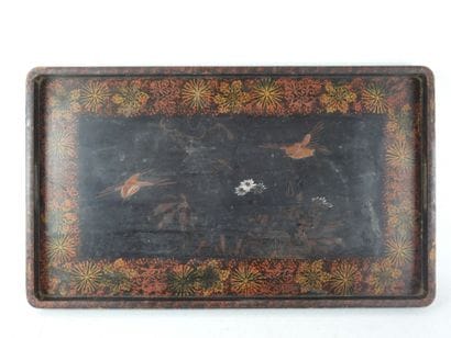 PLATEAU en bois laqué à décor peint d'oiseaux...