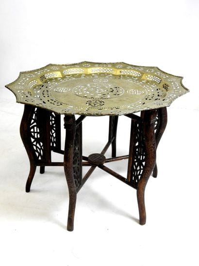 TABLE A THE en bois sculpté à six pieds pliants...