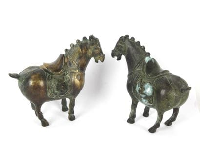 CHINE : Couple de chevaux en bronze à patines...