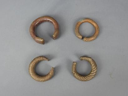 FOUR bracelets. D. 7 cm (for the largest...