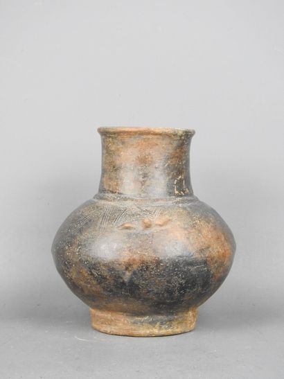 TAIRONA: Black-glazed terra cotta pansu vase...