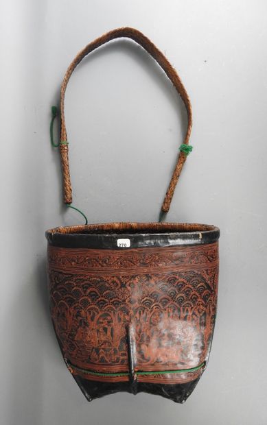 BIRMANIE : Panier en vannerie de rotin et...