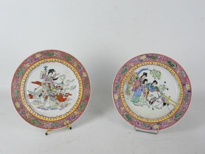 CHINE : Deux assiettes en porcelaine à décor...