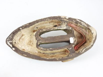 MASQUE en plâtre peint. H. 37 cm. Accide...
