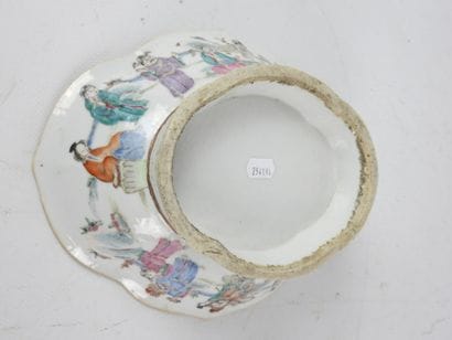 CHINE : Coupe de forme navette sur piédouche...