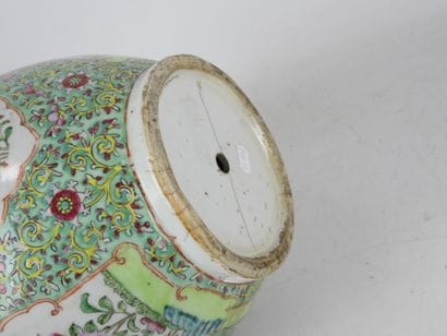 CHINE - Canton : Vase double gourde en porcelaine...