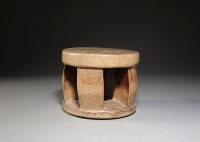 GABON.
Tabouret compact de section cylindrique...