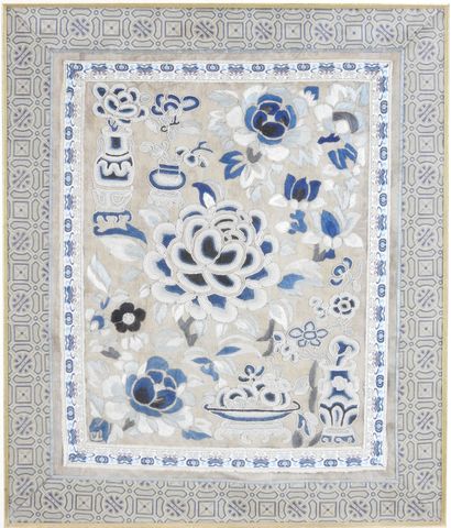 CHINE : Soie brodée à décor de fleurs et...