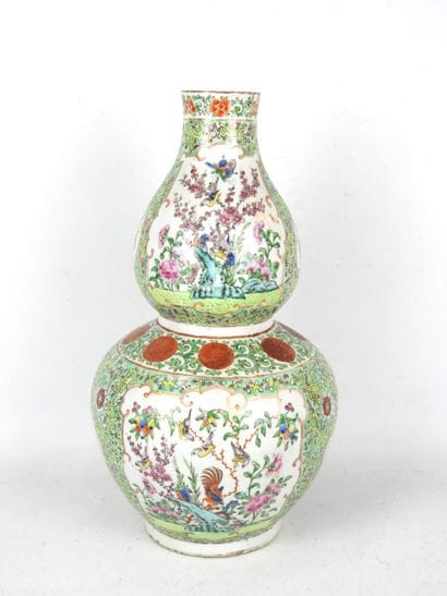 CHINE - Canton : Vase double gourde en porcelaine...