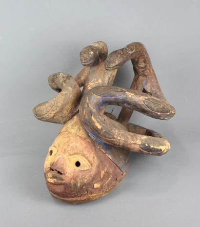 YOROUBA, Nigéria.

Bois, pigments.

Masque-heaume...