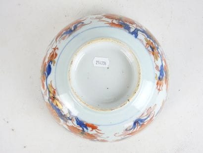 IMARI. Coupe en porcelaine à décor de fleurs....