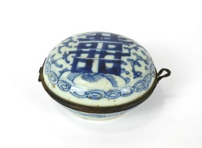 CHINE : Boîte de forme circulaire en porcelaine...