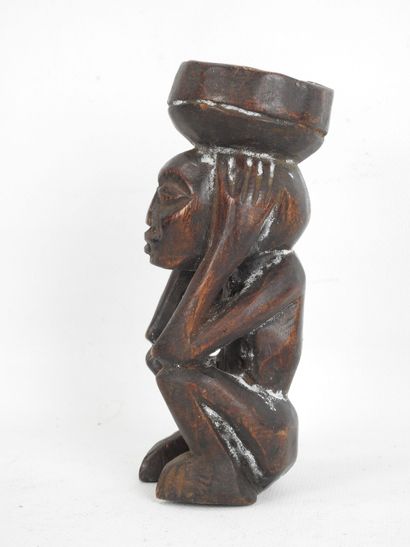 CONGO. Mortier porté par un personnage accroupis...