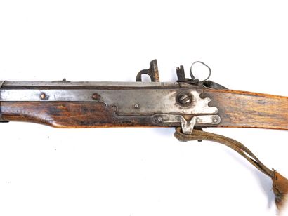 ARMES à FEU. Fusil tibétain à mèche, monture...