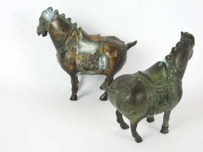 CHINE : Couple de chevaux en bronze à patines...