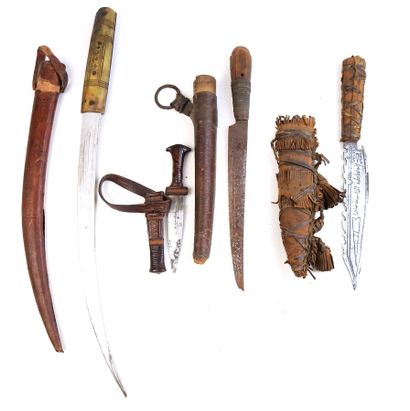 ARMES BLANCHES. Ensemble de 4 poignards divers...