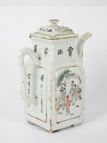 CHINE : Théière en porcelaine à décor en...