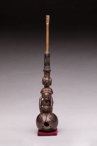 Pipe cérémonielle à figure féminine, TSHOKWE
Bois,...