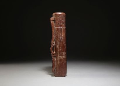 AIRE MASSIM, Iles Trobriand, Papouasie-Nouvelle-Guinée.
Tambour...