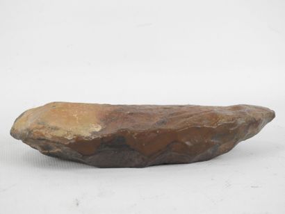 Biface en silex, Sahara
Dim: 17,5x9 cm.