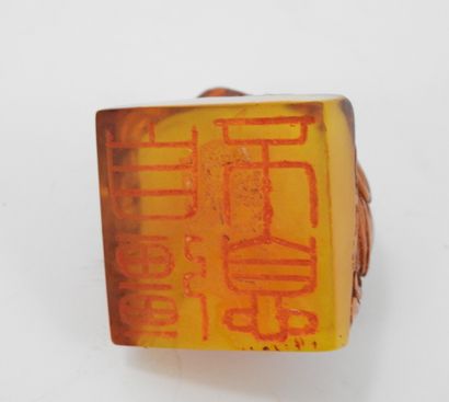 CHINE : Pendentif amulette en jade sculpté,...
