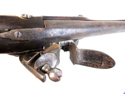 ARMES à FEU. Escopette à monture en noyer,...