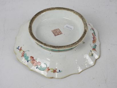 CHINE : Coupe sur piédouche en porcelaine...