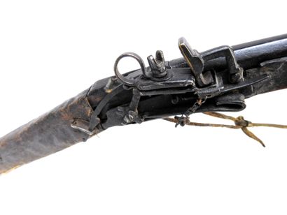 ARMES à FEU. Fusil tibétain à mèche, monture...