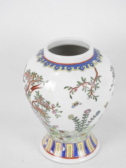 Chine.
Vase de forme balustre en porcelaine...