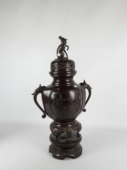 CHINE : Important brûle-parfum en bronze...
