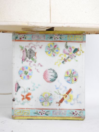 CHINE: Petite lampe rectangulaire en porcelaine...