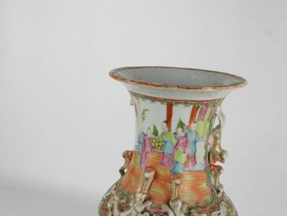 CANTON, CHINE : Vase balustre en porcelaine...