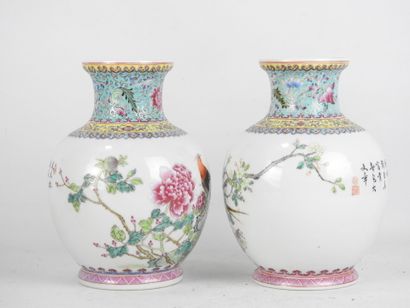 CHINE. Paire de vases pansus en porcelaine...