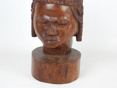 Tête africaine en bois sculpté. H. 33 cm...
