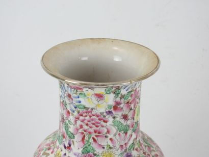 CHINE : Vase de forme balustre en porcelaine...
