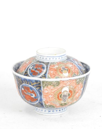 CHINE. Tasse couverte en porcelaine à décor...