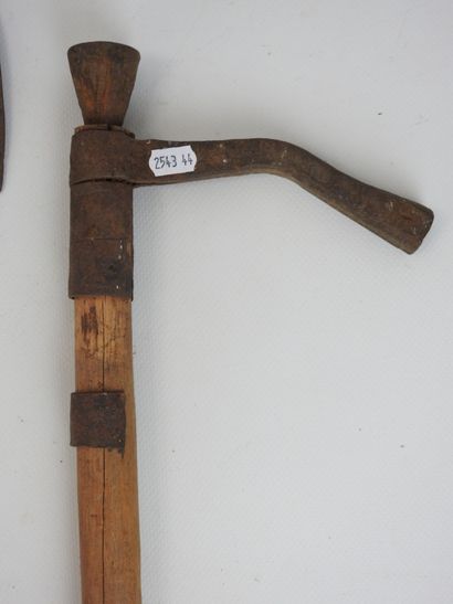 AFRIQUE : Trois outils agricoles avec manches...