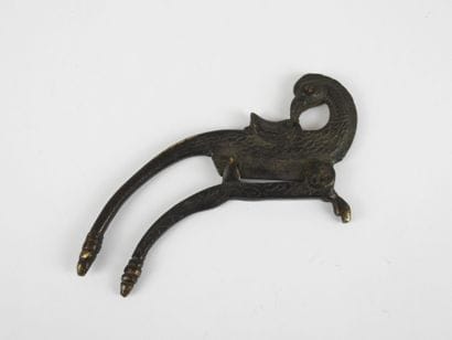 PINCE à bétel en bronze à patine brune à...