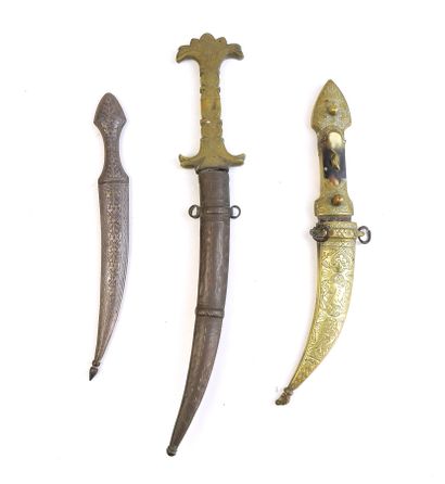 ARMES BLANCHES. Ensemble de 3 poignards divers...