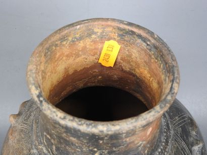 TAIRONA: Black-glazed terra cotta pansu vase...