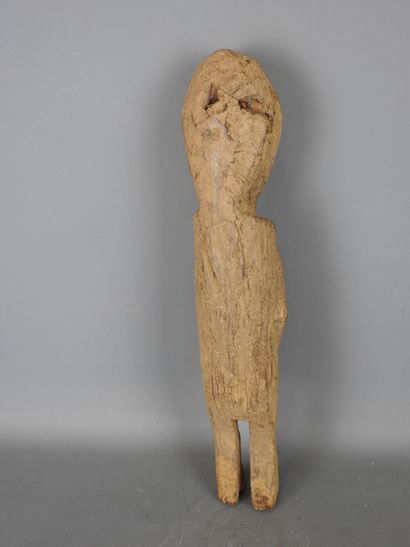 CHAMBA statue. Hard, weathered wood. H. 41...