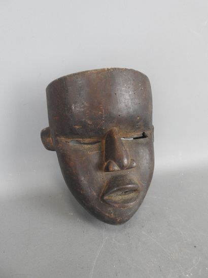 Mask with smooth face in dark patina wood....