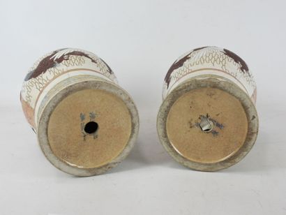 JAPON : Paire de vases en grés porcelainique...