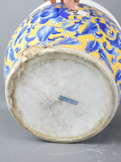 CHINE : Grand cache-pot en porcelaine à décor...