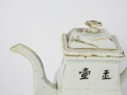 CHINE : Théière en porcelaine à décor en...