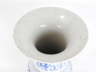 CHINE: Vase balustre au col évasé en porcelaine...