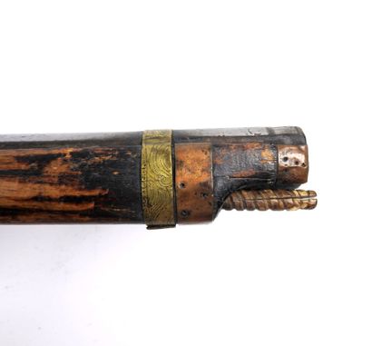 ARMES à FEU. Fusil tibétain à mèche, monture...